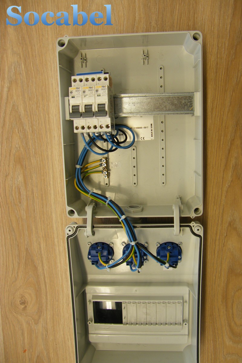 Coffret électrique étanche pour l'extérieur avec prise IP67